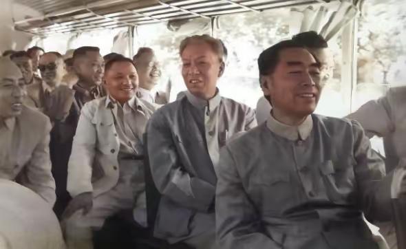 这是一张50年代拍摄于北京一辆公共汽车上的历史照片，从照片中你能认出几个人来呢？
