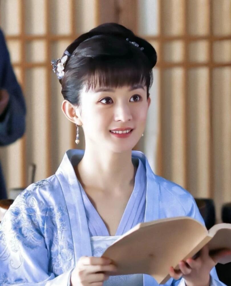 在《知否》里，祖母坚持让明兰管家，背后藏着深远考量。一来，是防止管家大权落入林小
