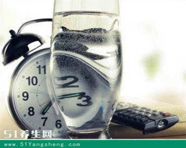 凉白开隔夜后还能喝吗? 其实90%的人都错了, 再不知道就晚了