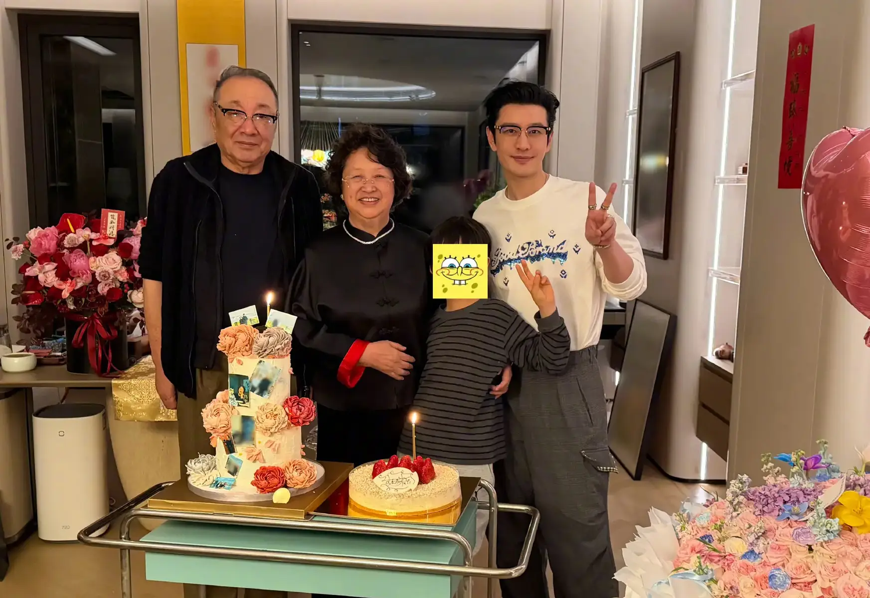 黄晓明晒家人合照为妈妈庆生！小海绵和奶奶贴贴合影好有爱