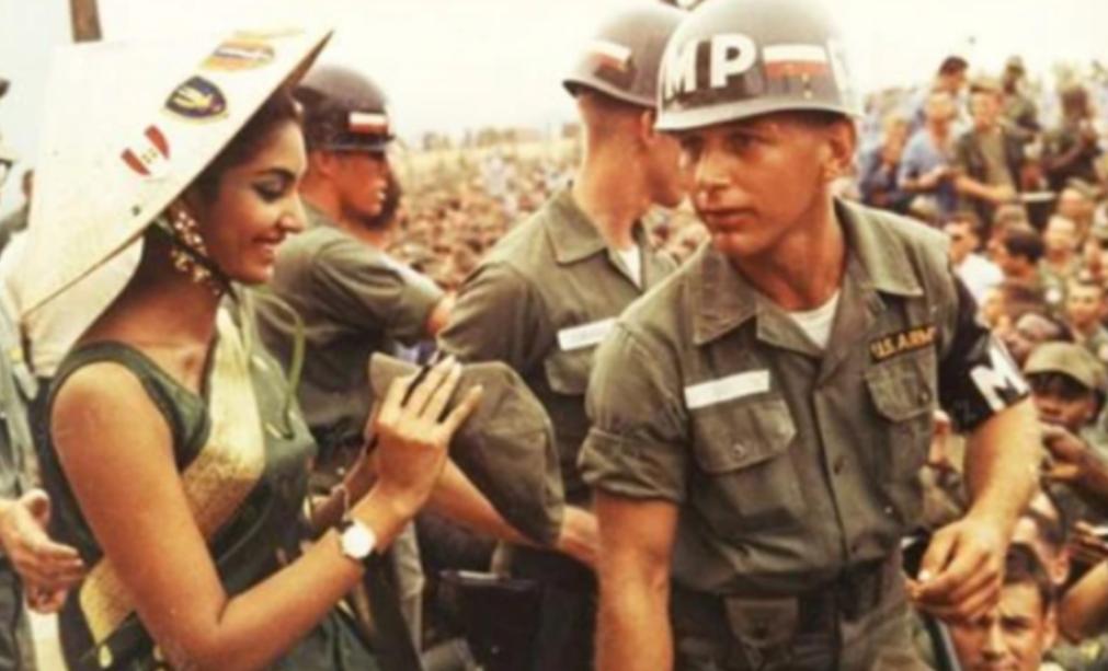 越南战争期间，许多美军士兵在前线没有妻子陪伴，于是便找了越南本地女子作伴。可二十