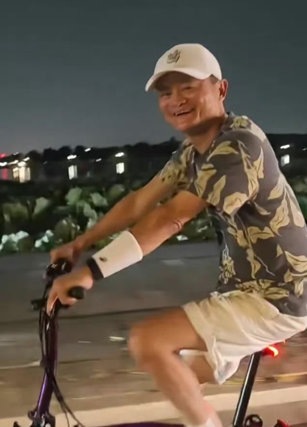 网友总能在杭州偶遇马云，为什么很少刷到有人邂逅深圳马？这两年阿里把马云当抖+用，