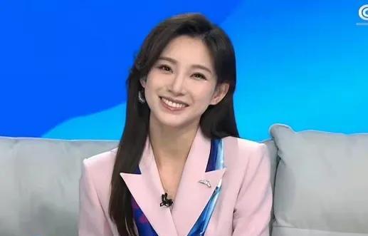 马凡舒又站上《星光大道》C位了！同为央视新生代，李七月却在《乡土中国》里默默耕