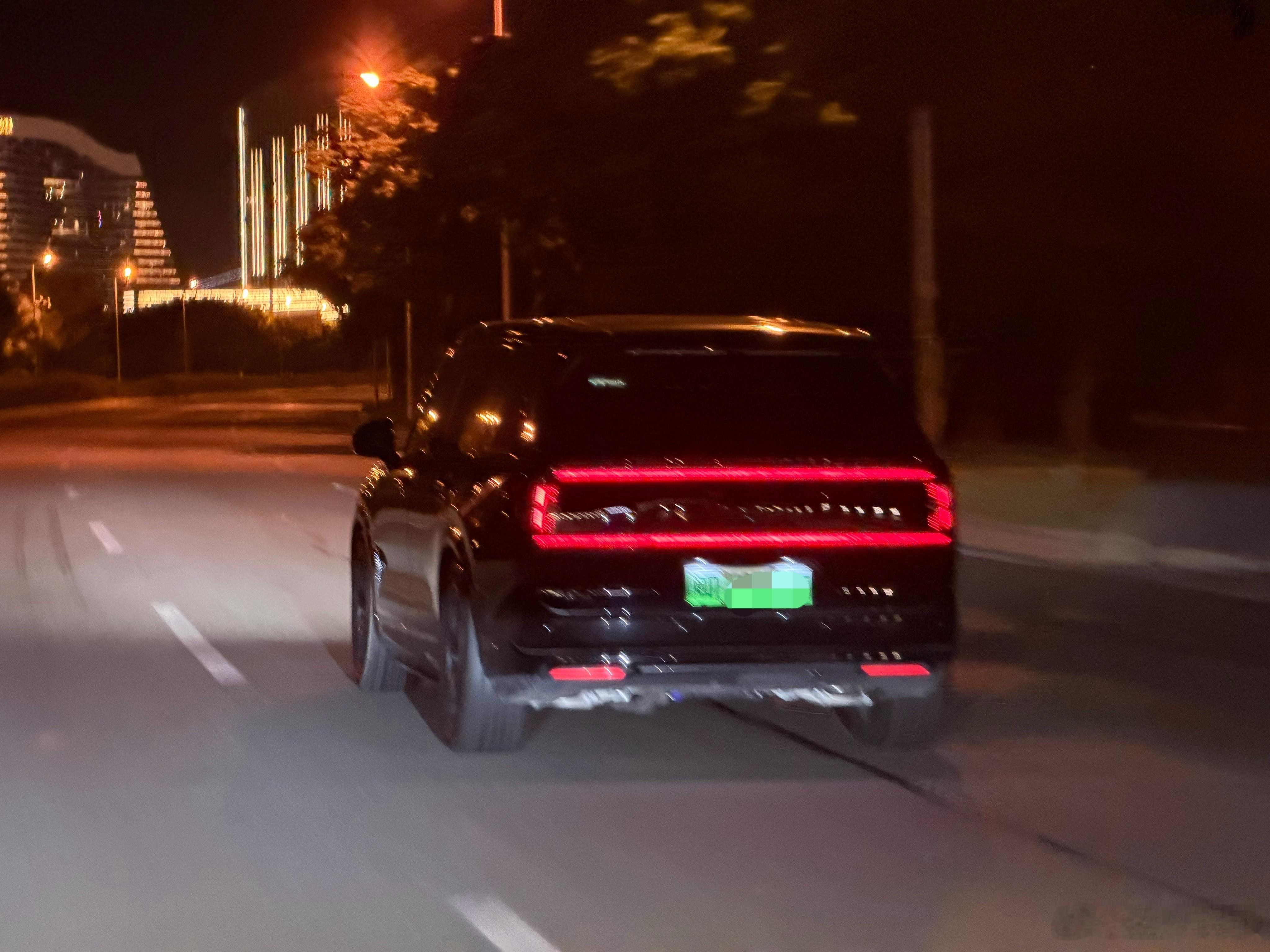极氪9X这个尾灯多好啊，多有辨识度啊，不知道为什么那么多人说难看，不过现在也有很