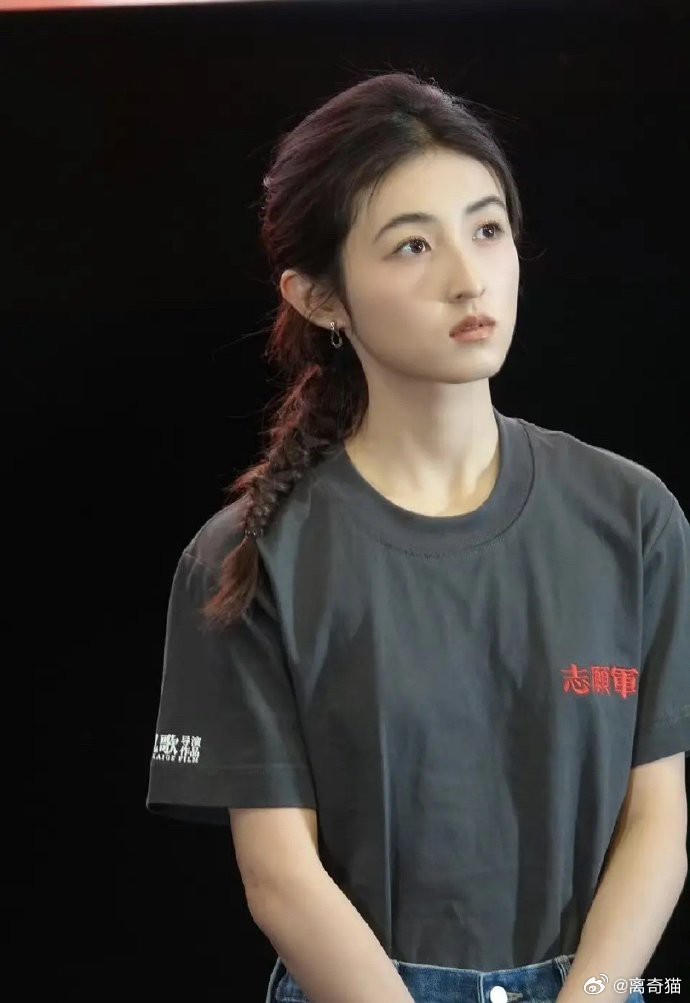 张子枫长发造型惊艳亮相，柔美气质尽显。相较于短发，长发的她更添灵动韵味，仿佛从画