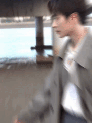 丞磊哪怕你看一眼镜头也行啊，眼睛完全长在周也身上了，完全忘记给镜头一个正脸，有很