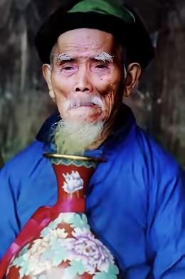 “中国长寿之王”龚来发，一辈子没有娶妻活到了133岁，然而令人费解的是，他有一个