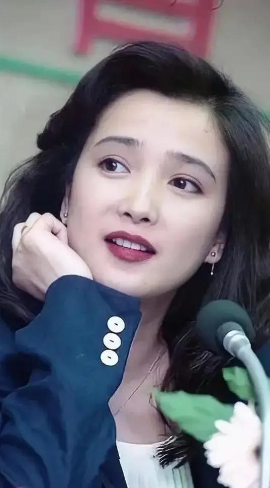 何晴的葬礼，许亚军没来。但三天后，他现任妻子张澍，在抖音发了全家福。