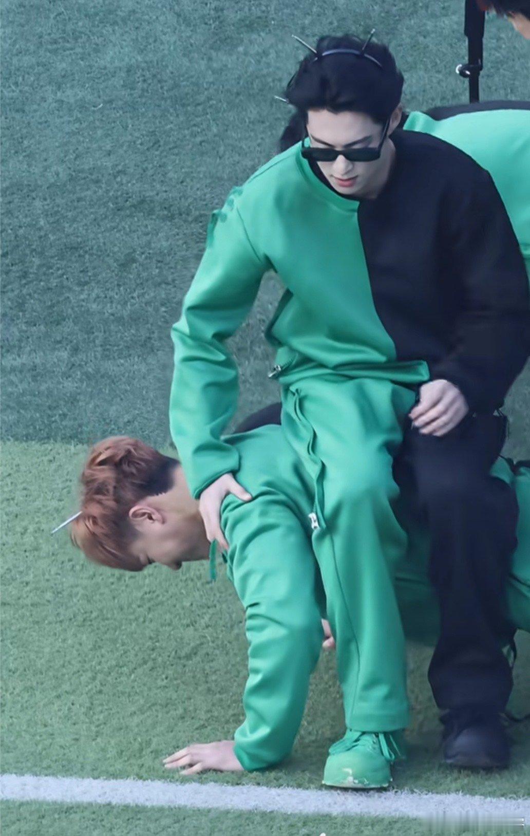 王鹤棣黄子韬cp名玉黄大棣谁懂啊！这cp名起得也太绝了，直接把两个魔丸的气