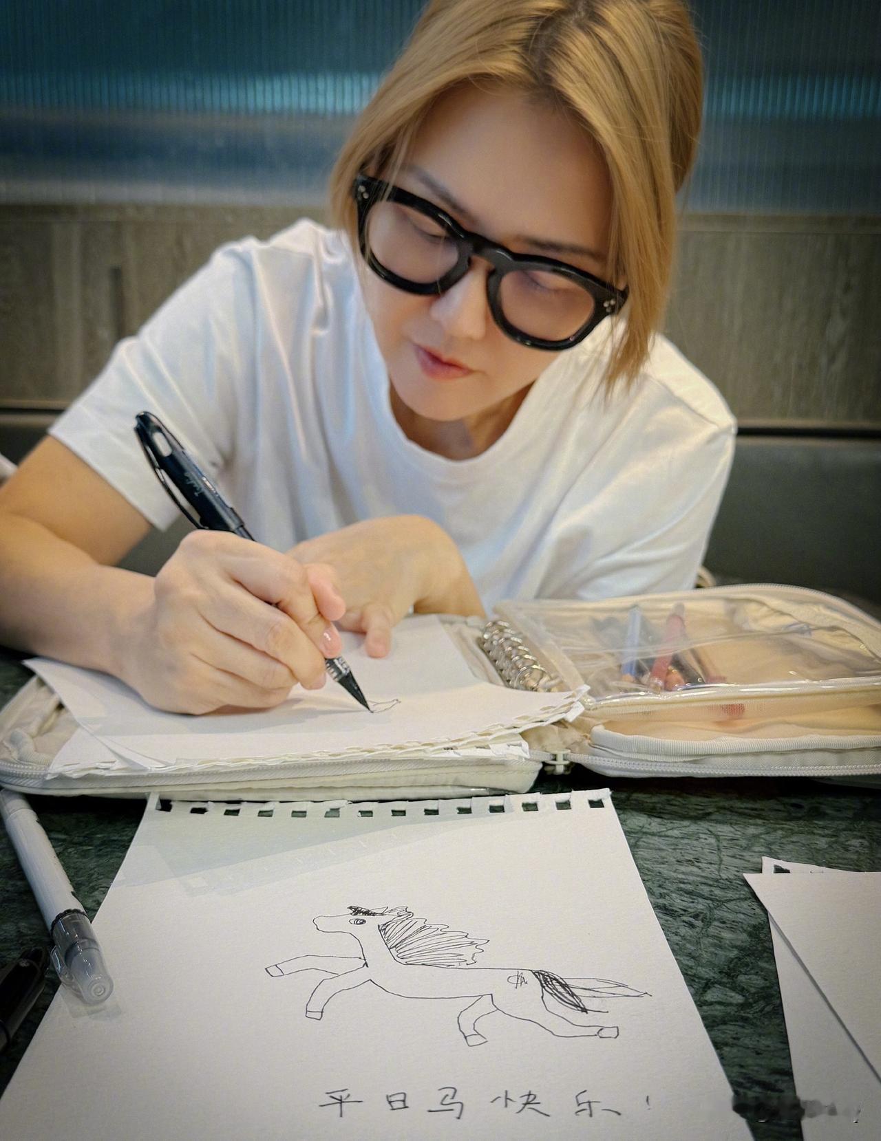 马年到，孙燕姿在很努力地照着画马送祝福。虽然孙燕姿不擅长画画，但有几匹寥寥几笔画