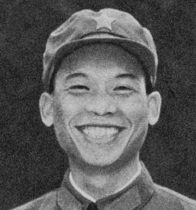 1979年，我军一个战士因为饥饿，正在田地里挖红薯。突然，一块石头朝他砸来，他转