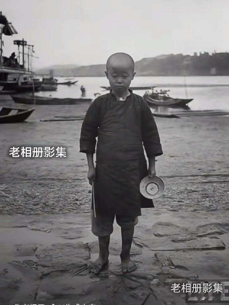 要珍惜当今生活来之不易！感谢伟大的祖国！1945年11月，湖南衡阳河滩上