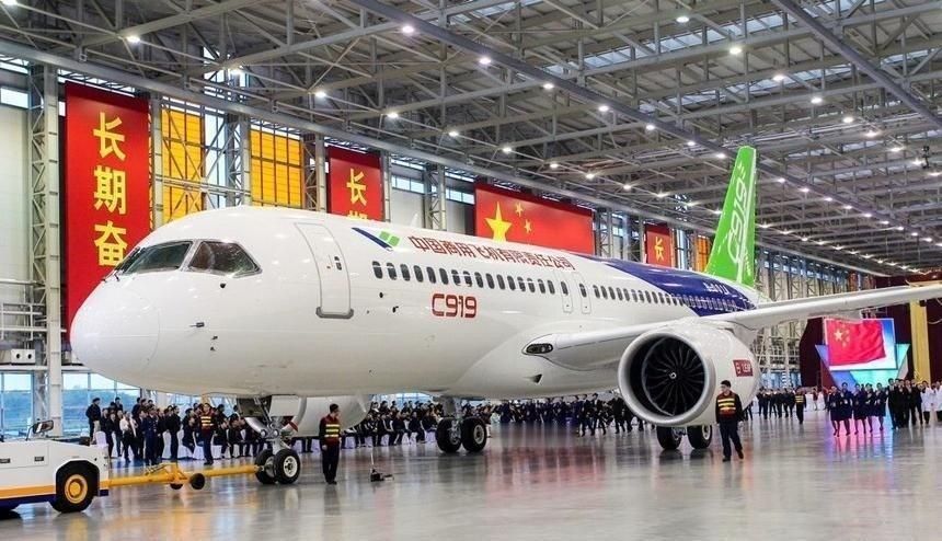 美国这一刀，确实捅到了C919最疼的地方！中国引以为傲的国产大飞机，原本准备在
