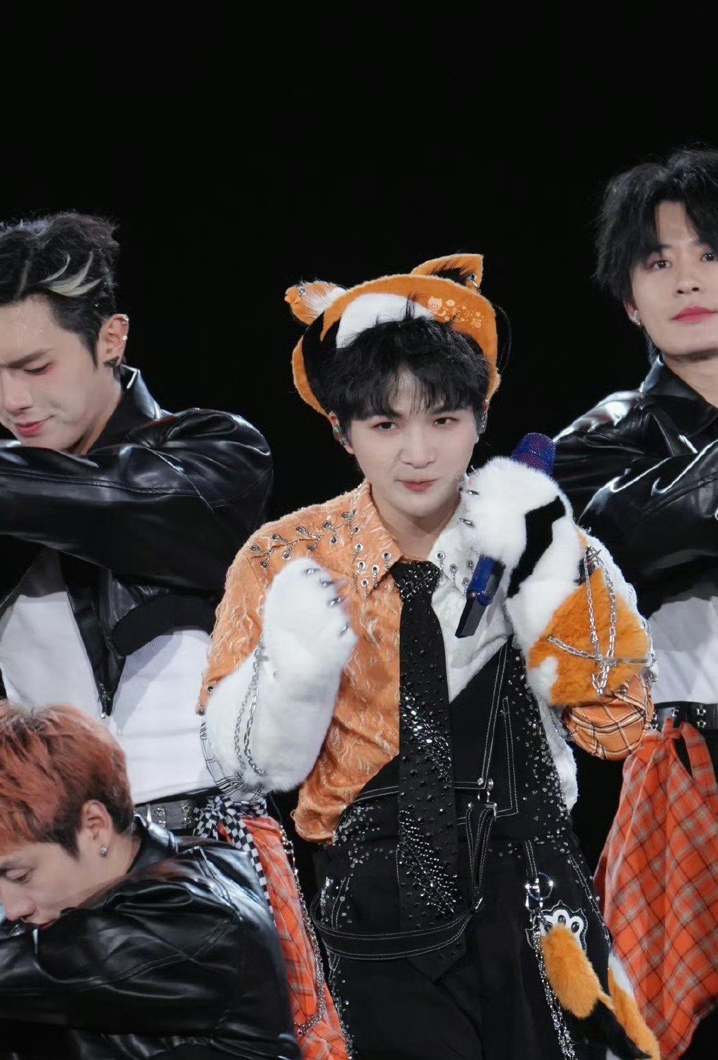 周深通过生动活泼的“猫抓老鼠”主题表演，将艺术性与趣味性完美结合，不仅赢得观众喜