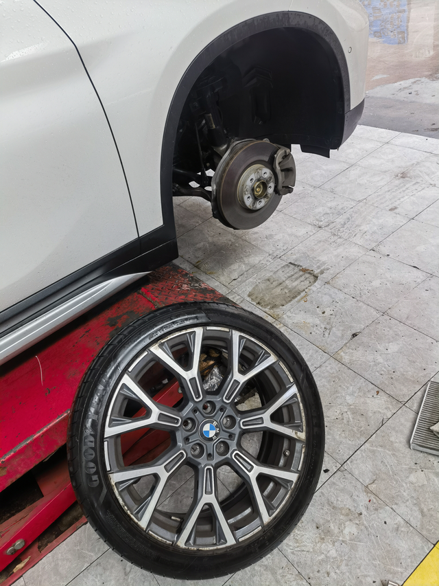 宝马的设计师要背锅之前看论坛上说宝马的刹车片容易偏磨，我一开始还不信，现在轮到