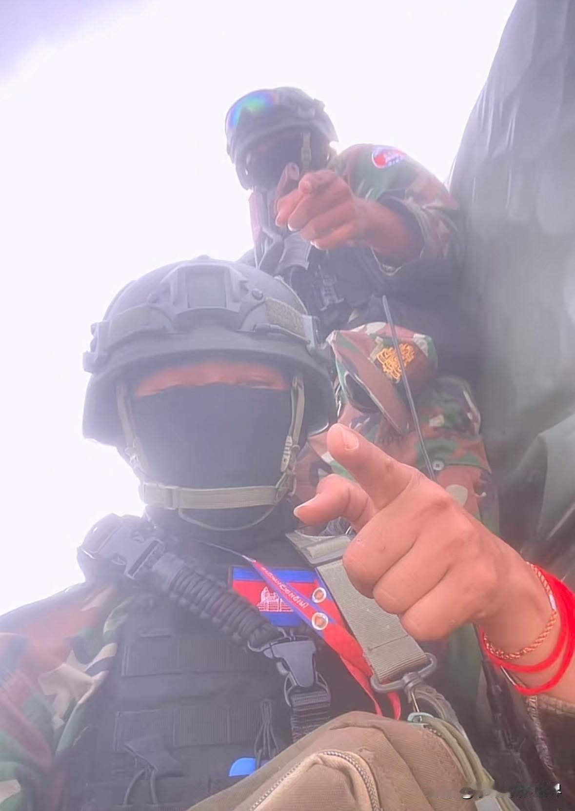 被泰国炸傻了！柬埔寨士兵喊话泰国人，有本事你别用F-16，用大炮。柬埔寨