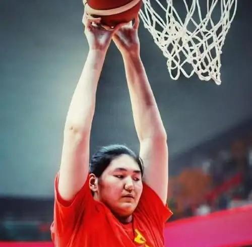 杨毅担忧张子宇体重超标，18岁已达150公斤。这令人不禁担忧起这位冉冉升起的