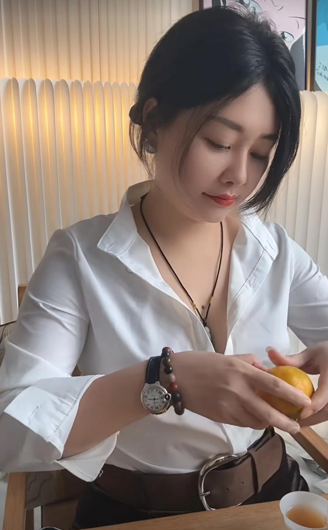 我们会所的老板，身价几个亿，她老公是干工程的，经常个把月不回家，说是项目上很忙，