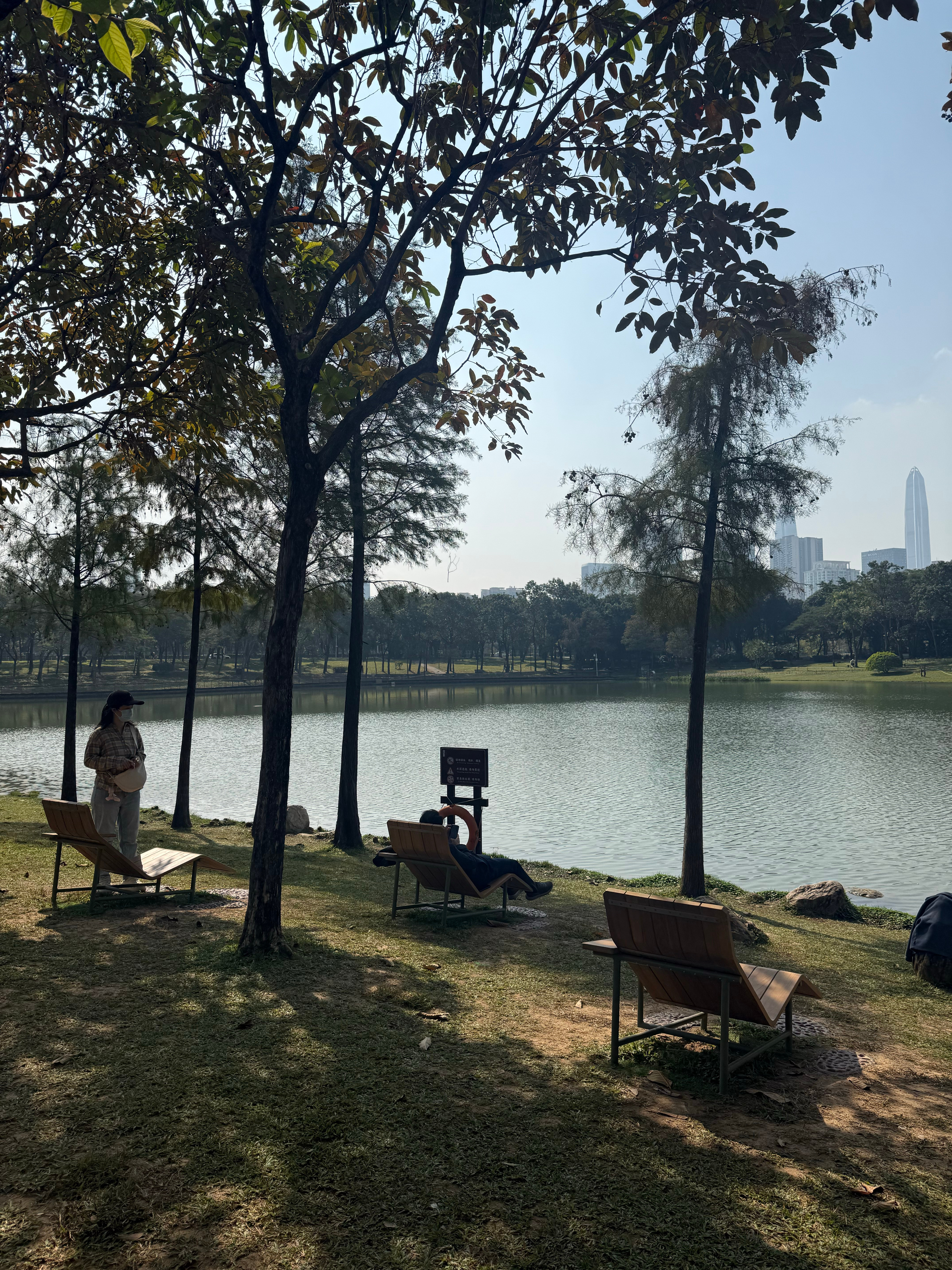 这个公园的躺椅特别舒服！一个人晒太阳给自己写了很多话2025对我来说是特殊的一