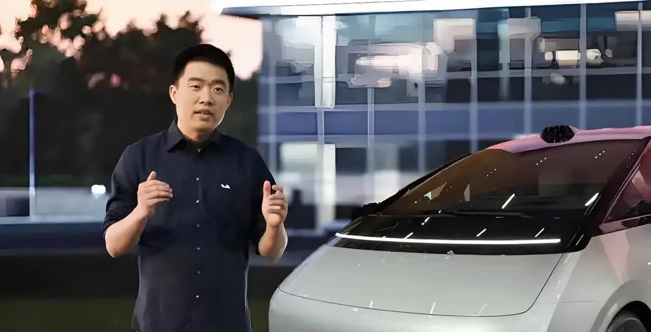 罗永浩一听李想说理想汽车目前的设计团队有七八十个人。心里不免有些惊讶，于