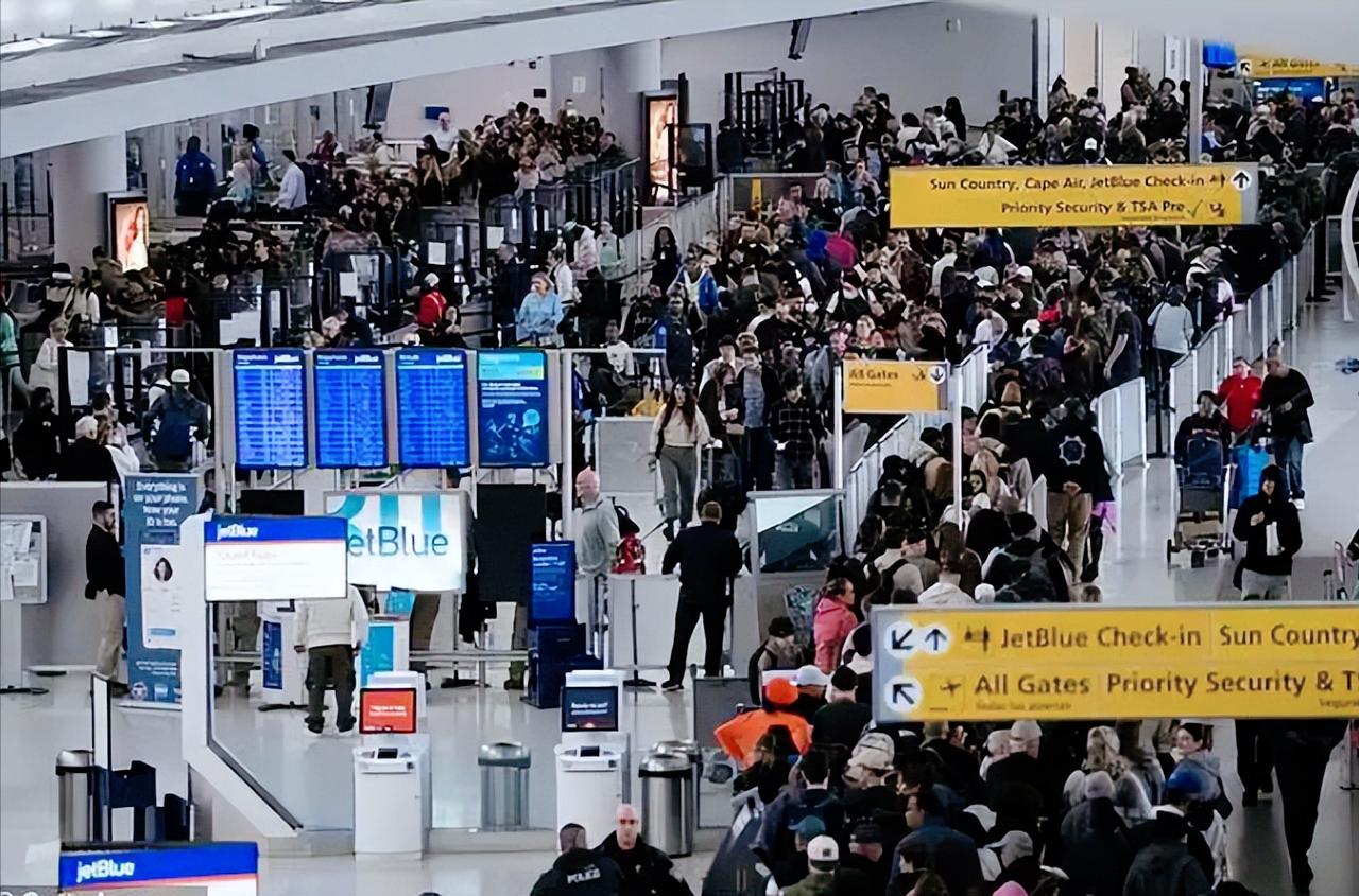 马斯克还真是财大气粗，眼看美国美国机场现在乱成一锅粥，安检员没工资集体撂挑子，在