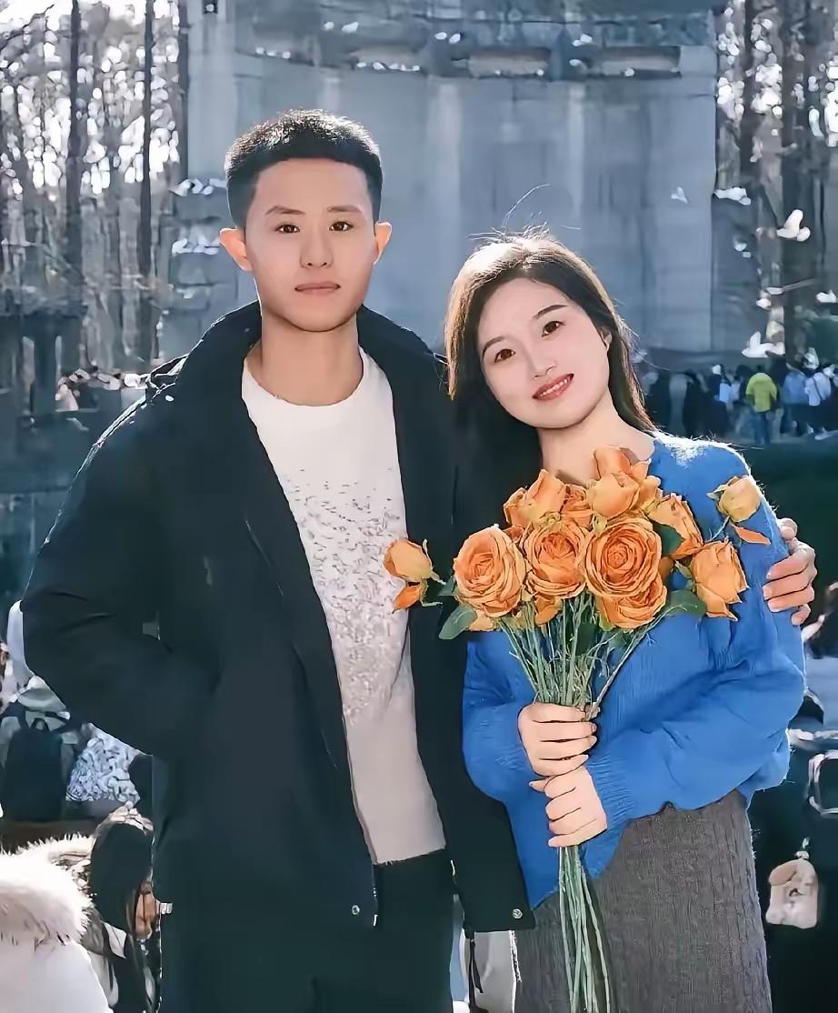 重庆小伙休假突袭酒店，女友冷漠无视60秒，抬头瞬间泪崩：这才是军恋最顶级的浪