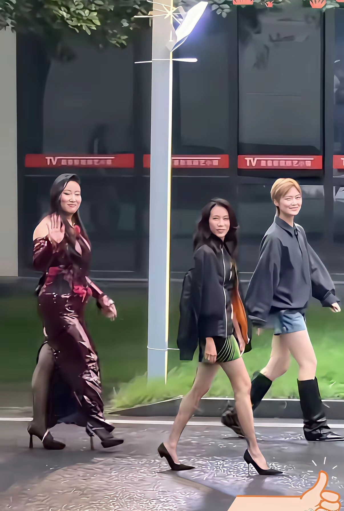 莫文蔚年纪比另外两个人大那么多，可以说是两代人，她的身材为整体形象加了不少分，状