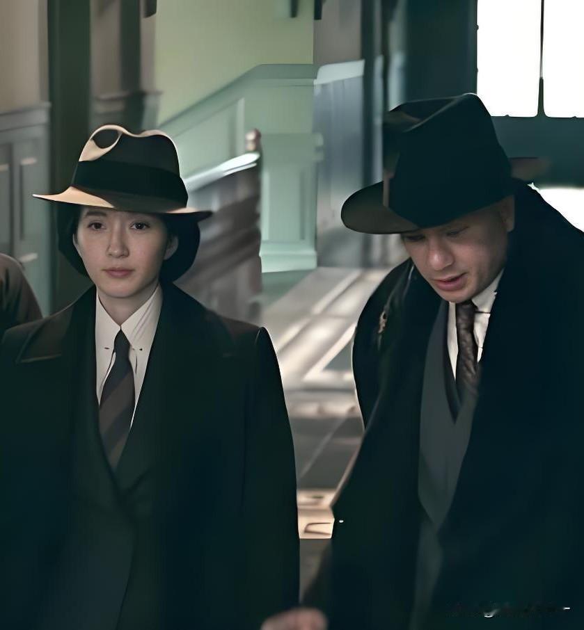 欧豪的陈开来演的好，黄觉的李默群演的也好，可比起这二位，剧中那个一出场就