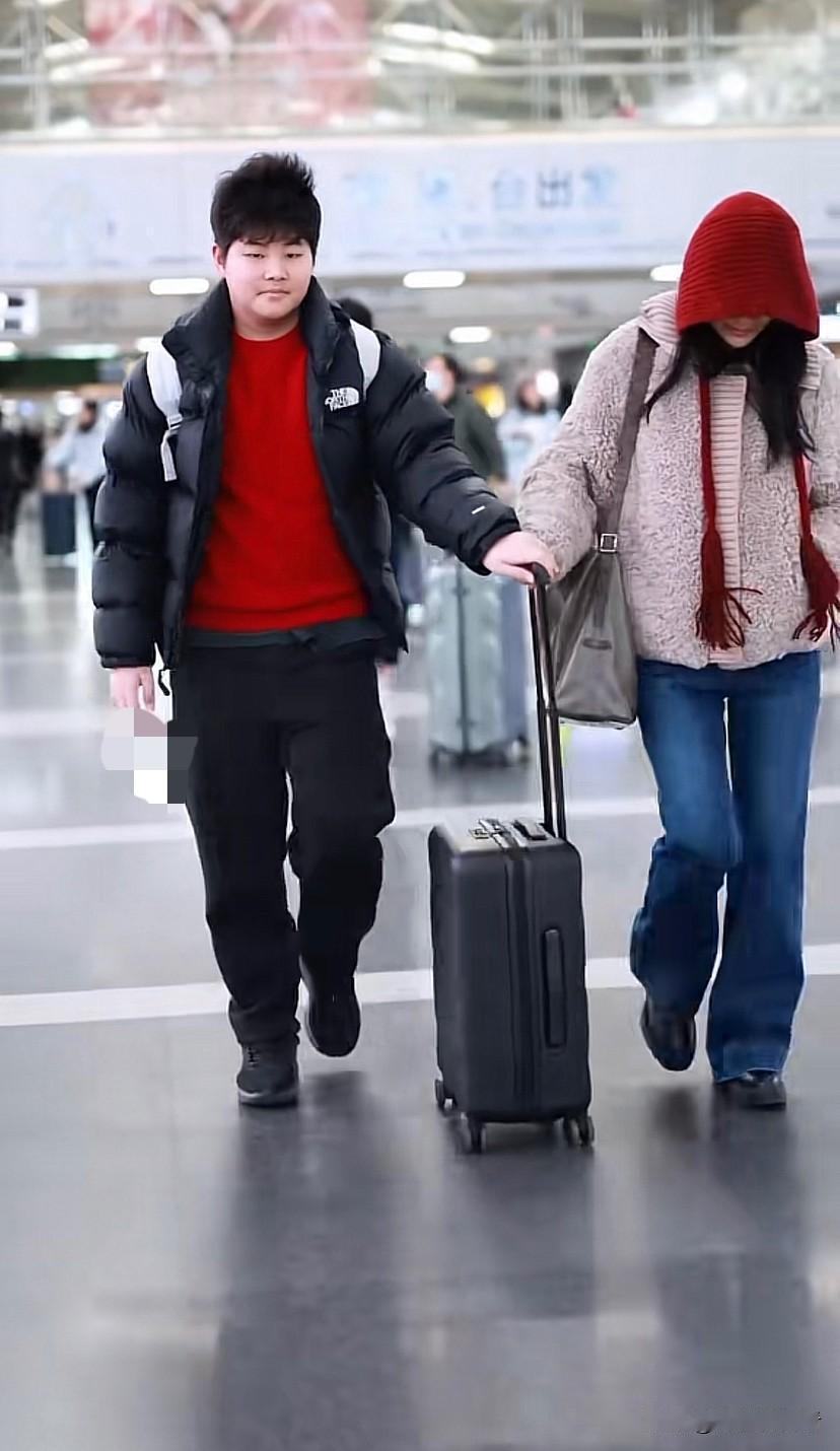 胡可带两个儿子去跟沙溢汇合跨年，两个儿子一个比一个长得壮，胡可曾说11岁的小鱼儿