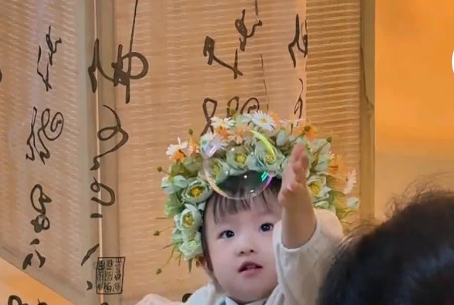 闪闪现在终于不用做亲子鉴定了，其实大家都知道闪闪是王思聪女儿黄一鸣在直播