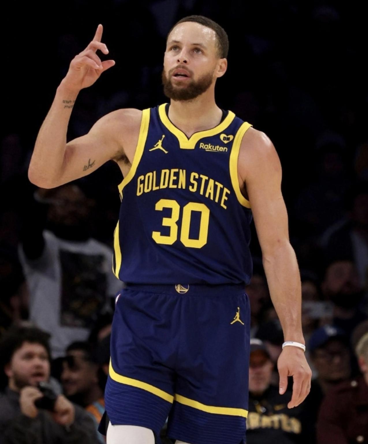 现役NBA三分球最强十人！新秀太强了，库里依旧无敌！谁的效率最高？10鲍尔场