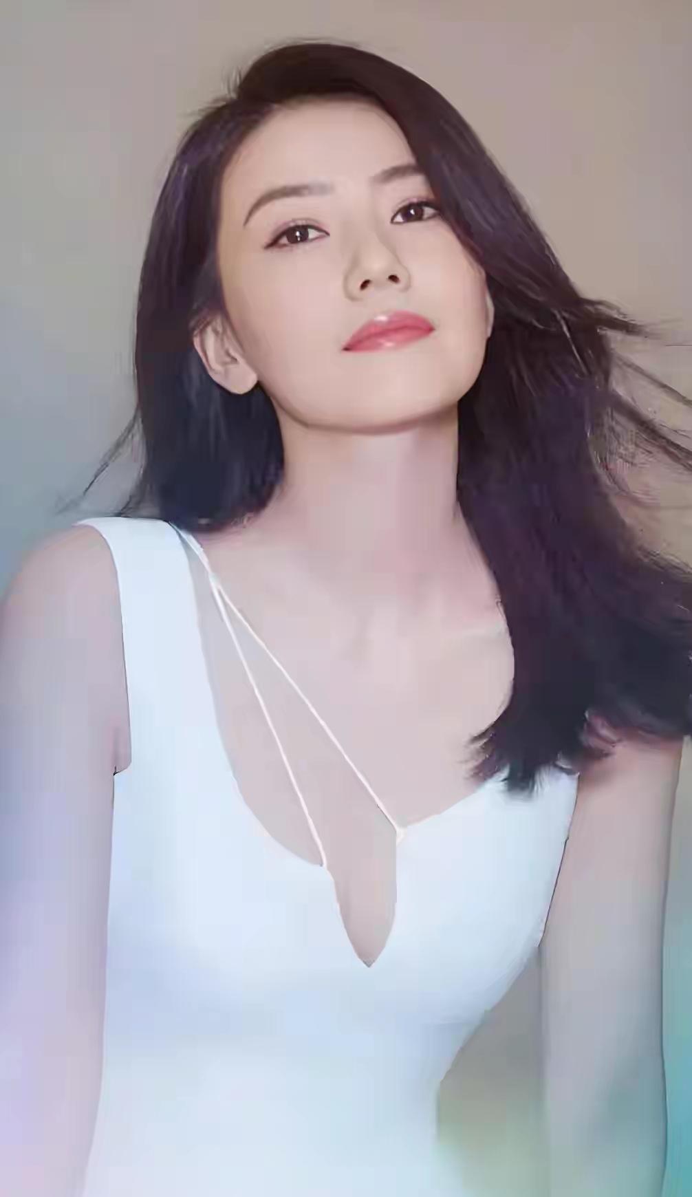 高圆圆年轻的时候颜值真的让人惊艳一头秀发随风飘逸，一双仿佛会说话的大眼睛，含