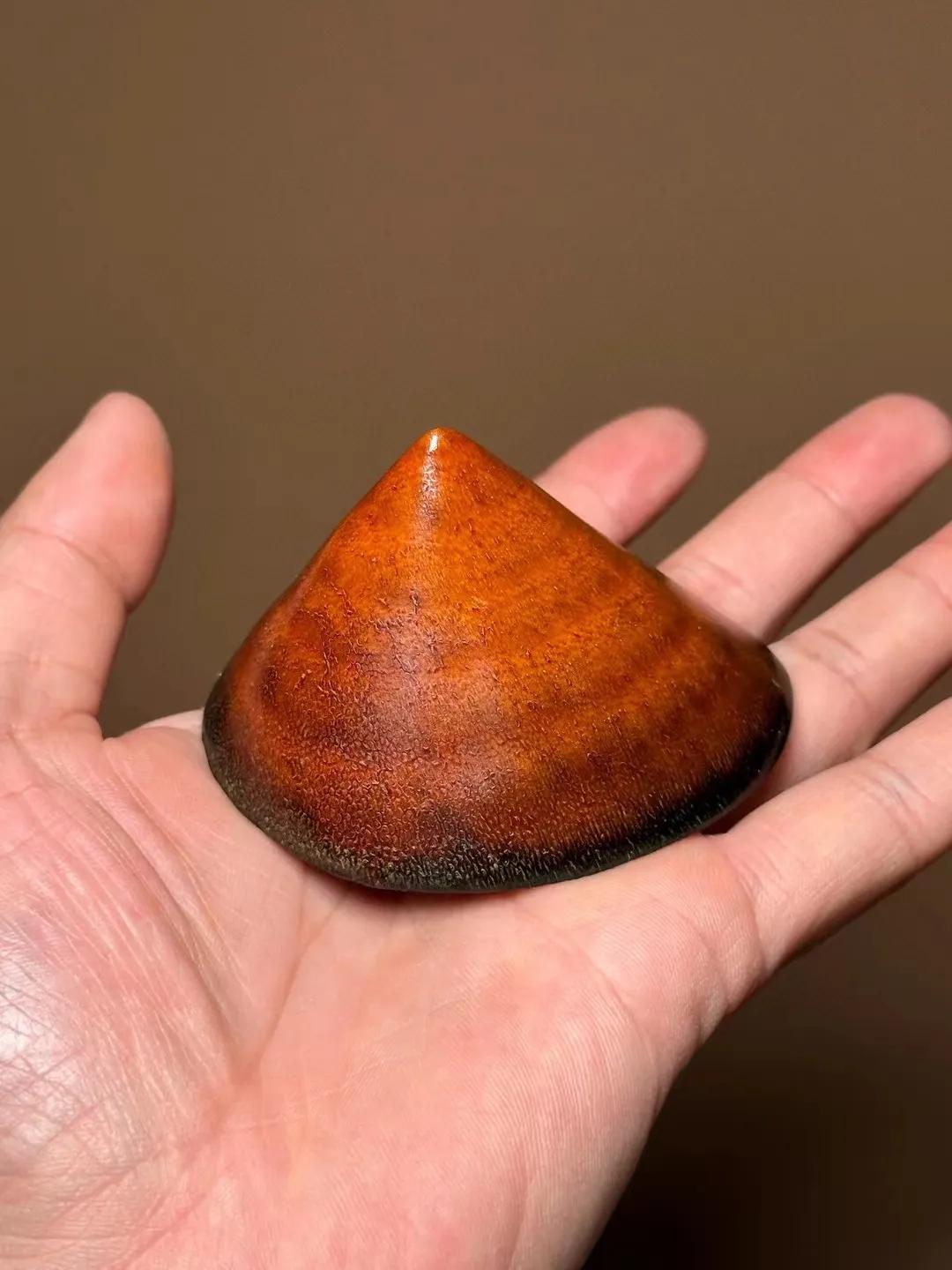 私人收藏的一款正宗老亚洲犀角小尖儿，品相很漂亮，层层叠叠，像个小火焰山。靠近底部