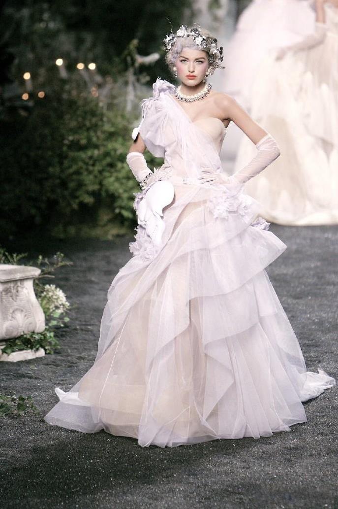 Dior2005年的秋冬高定系列，充满着复古与梦幻的气息……就好似把童话中的