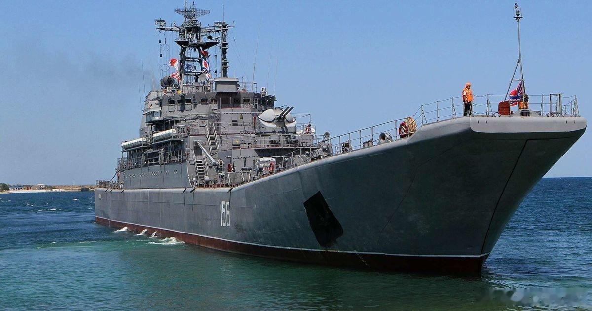 乌军称，今天在克里米亚击中了三艘俄军舰💥：▪️大型登陆舰“亚马尔”号；▪️