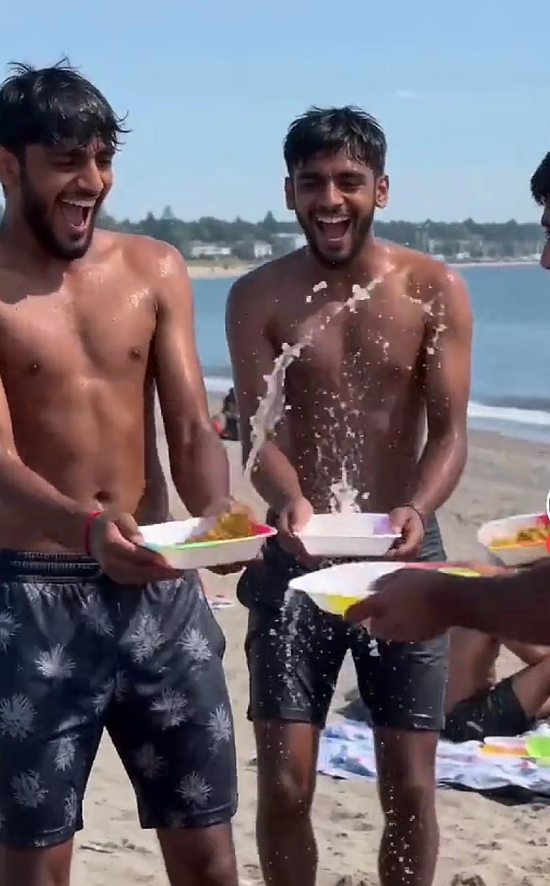 当沙滩边多了一群人那种用手可以触摸食物的温度，大自然是需要亲密接触的时候，这