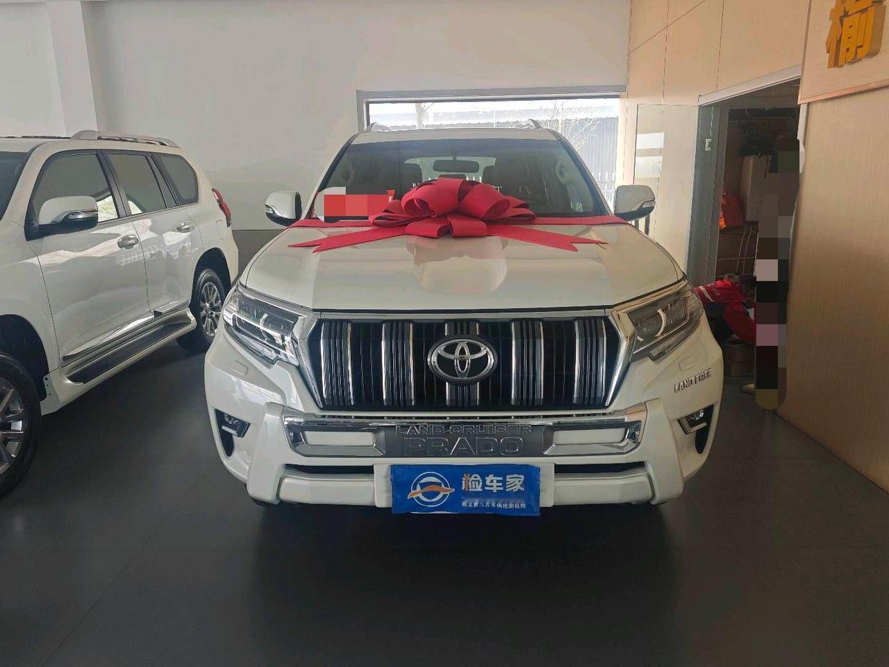 普拉多的保值神话依旧在延续，六年的二手车比新车还贵！前两天帮粉丝验了一台普拉多