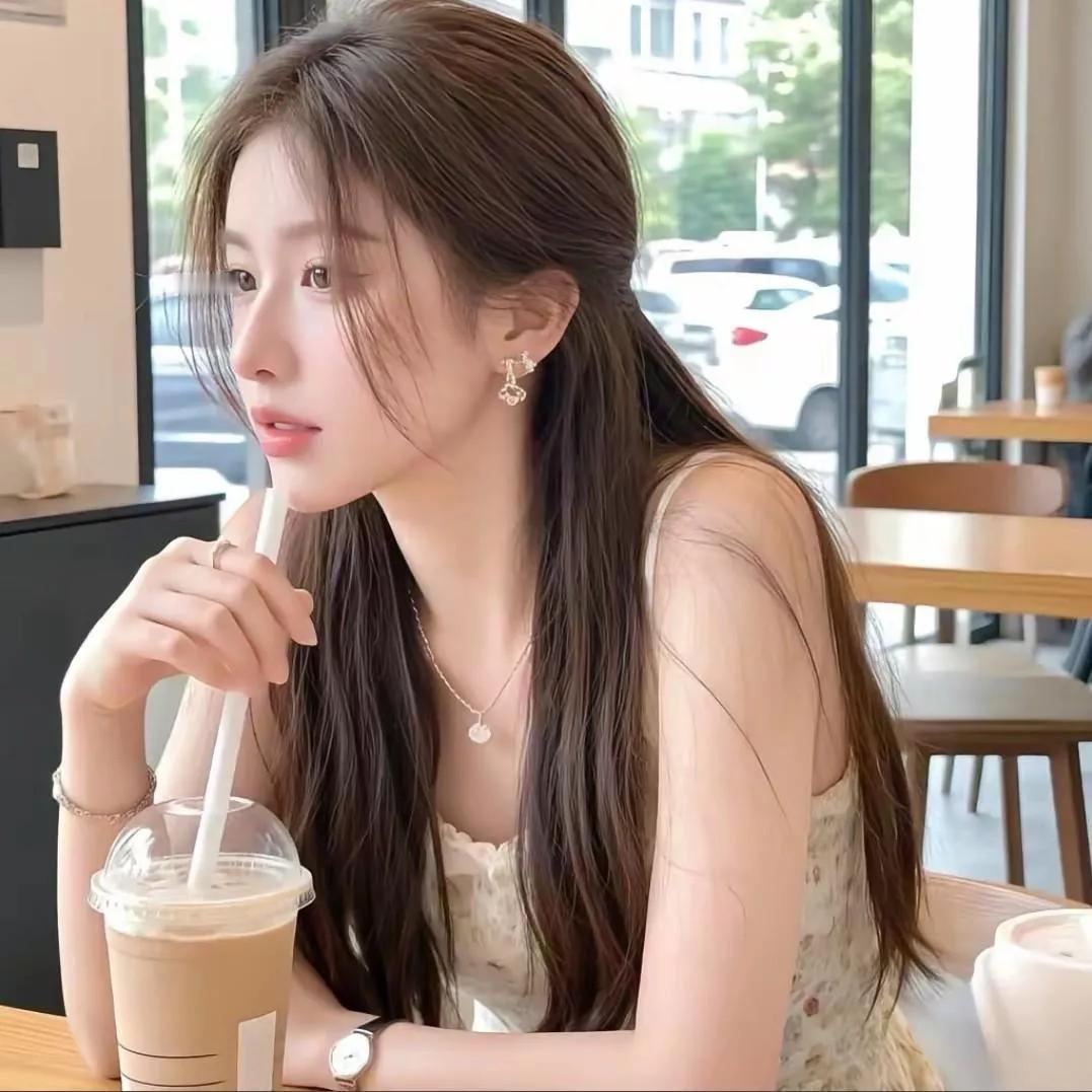 咖啡馆里温柔的一瞬，少女与奶茶的邂逅温柔咖啡店美女美女咖啡馆咖啡馆女神甜系