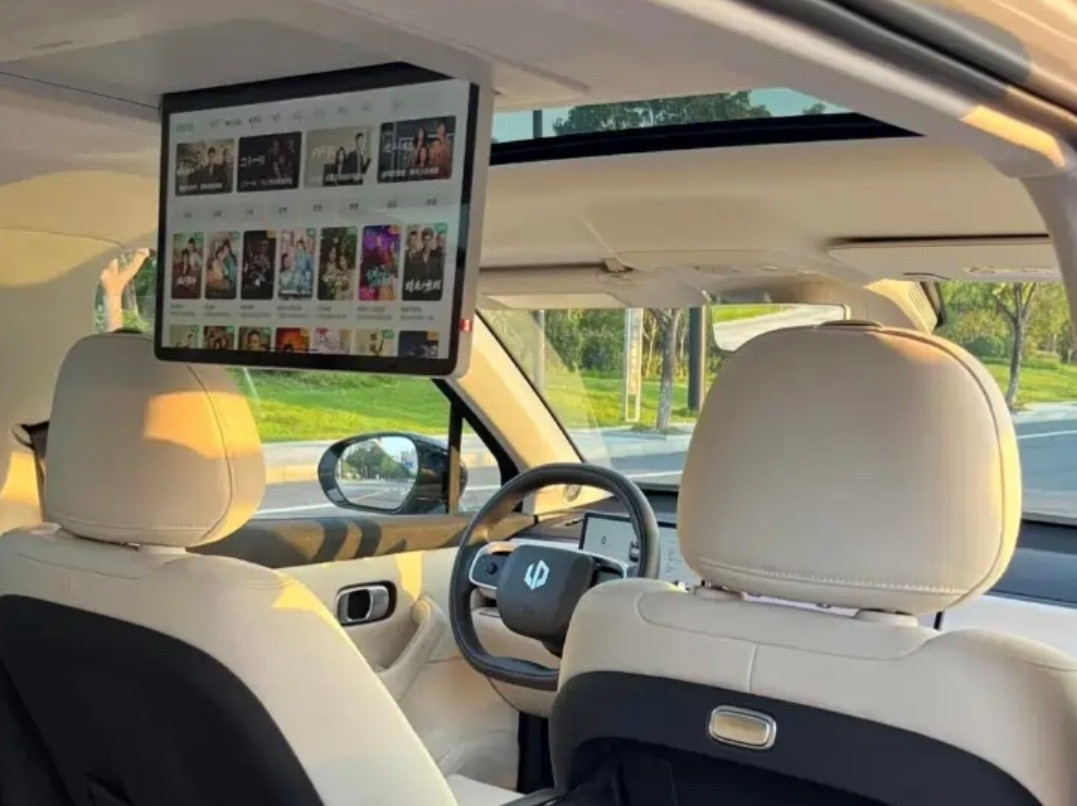 你们觉得顶吸屏更好，还是椅背屏？还是压根不关心，用的不多？我个人其实不怎么用后排