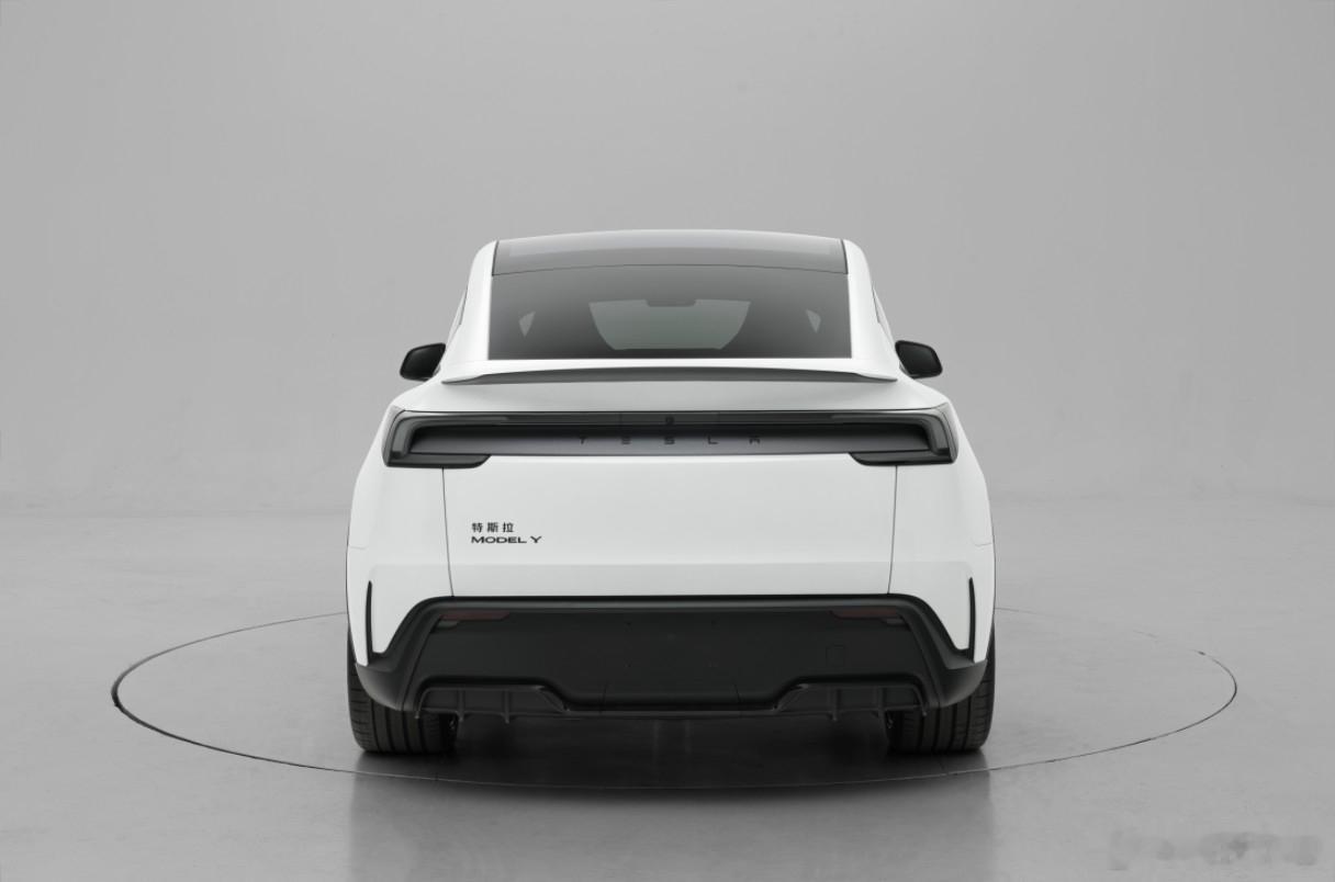 特斯拉ModelY改款车型，估计是Performance版。1️⃣车