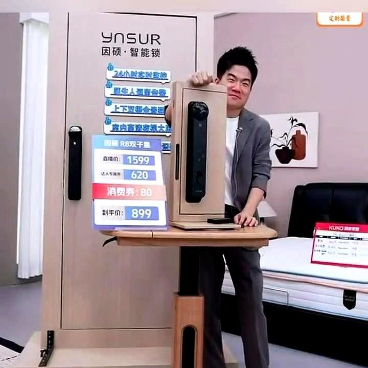 董宇辉直播间里，汉森突然插话：“这事儿得带上传熙！”董宇辉正聊到兴头上，说汉