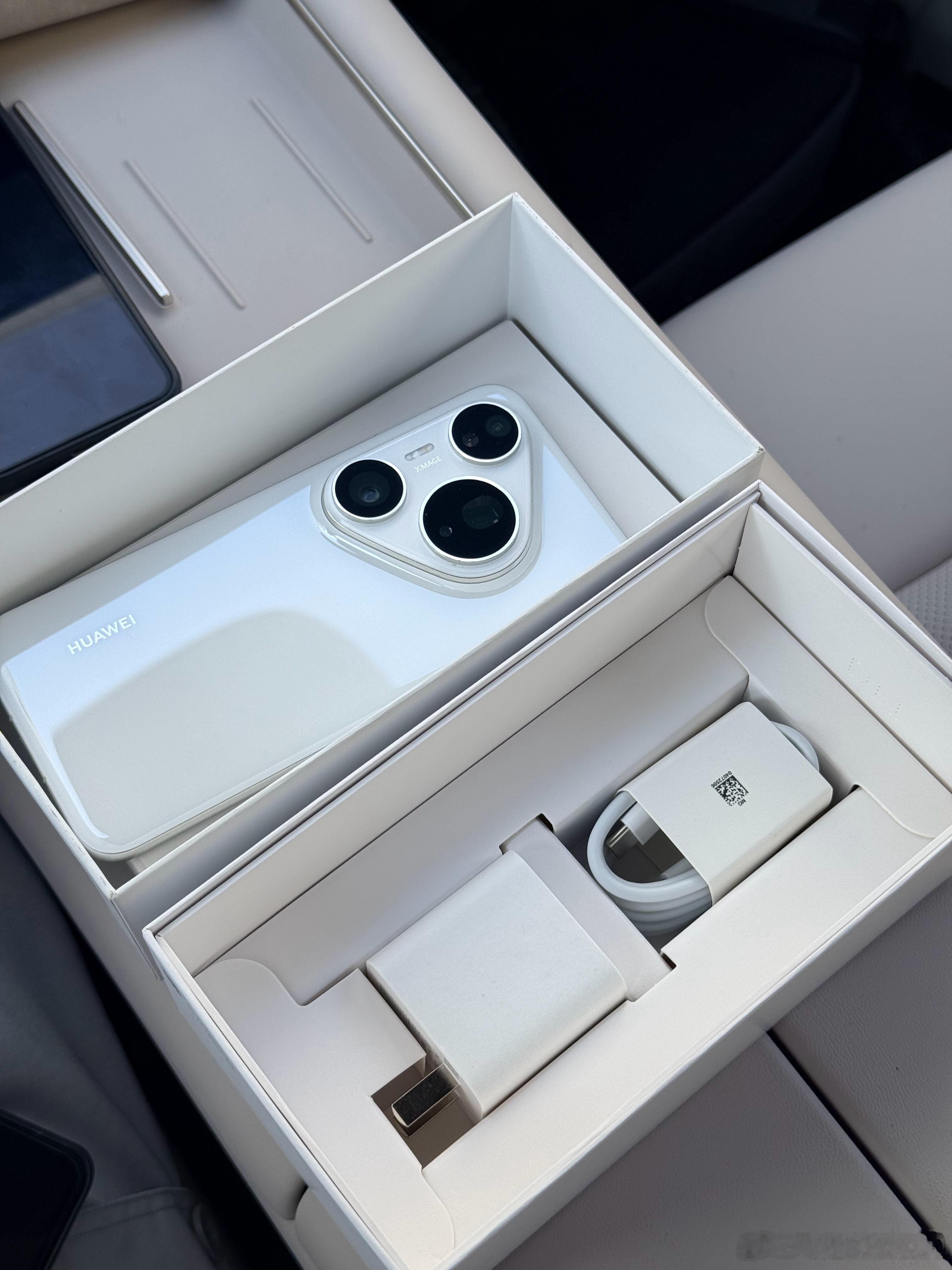 人生第二台华为手机，先撕膜屏幕膜，充电器膜统统撕掉mate80promax买不