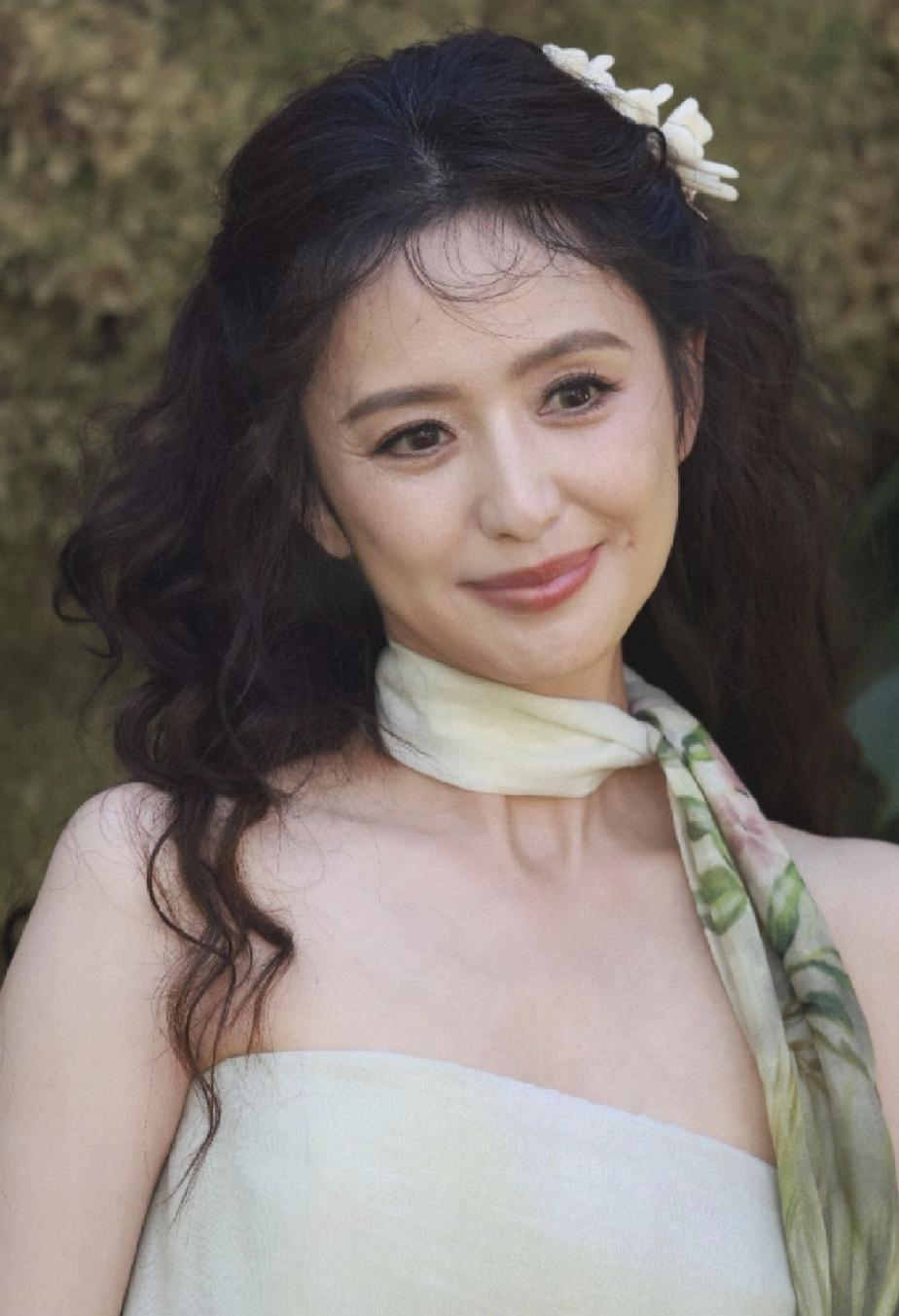 妈呀，佟丽娅的素颜生图？简直不敢认！你说她不美吧，非常好看，你说她美吧，
