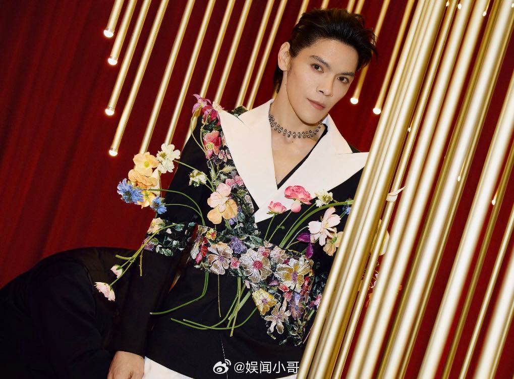 以为向佐刘晓庆穿的是情侣装向佐刘晓庆活动同框，衣服全是花花，花团锦簇的，特搭，