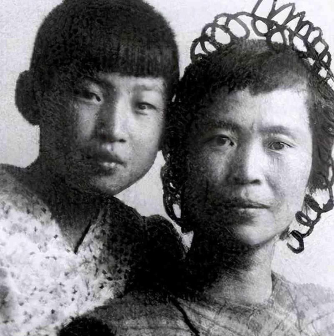 1947年，贺子珍回国后，朋友劝她再婚，当时李敏没有支持她。1937年，贺子