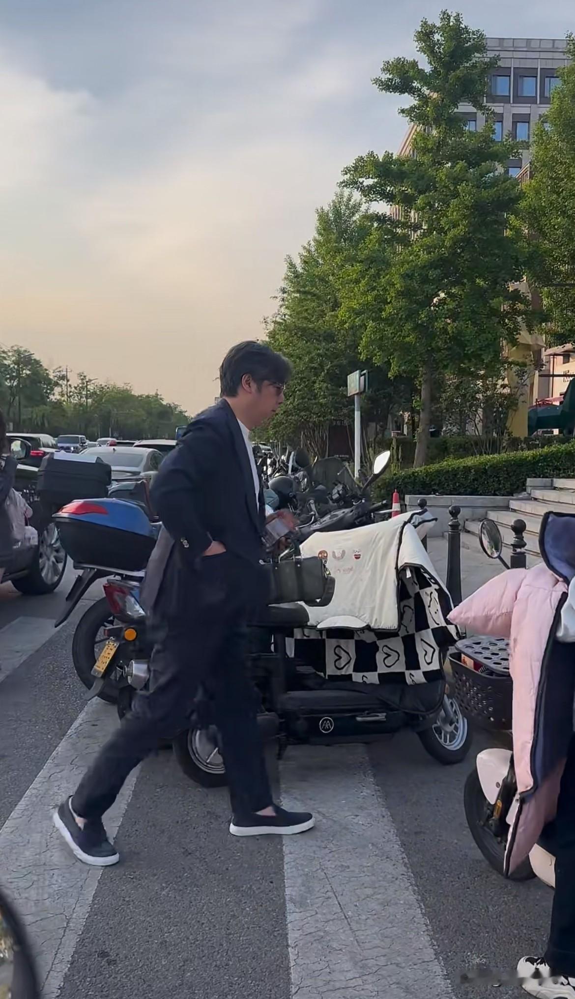 王岳伦骑电动车来的，李湘是开车来的，现在瘦了！李在前面走的飞快不等王，而王手