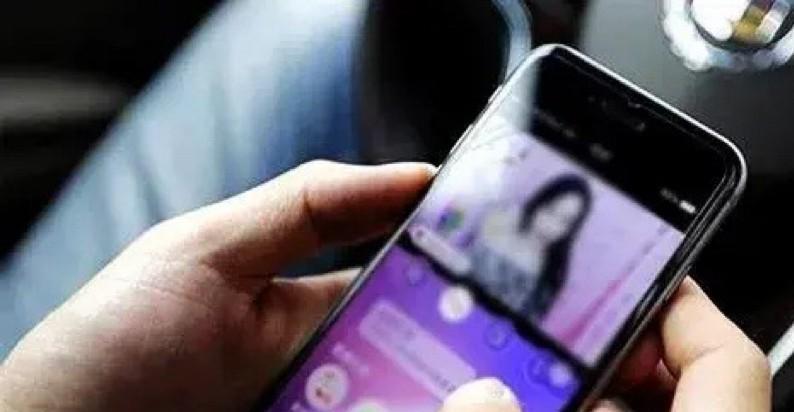 新疆乌鲁木齐，一男子背着妻子在网上打赏一女主播90万，女主播通过微信向男子发裸照