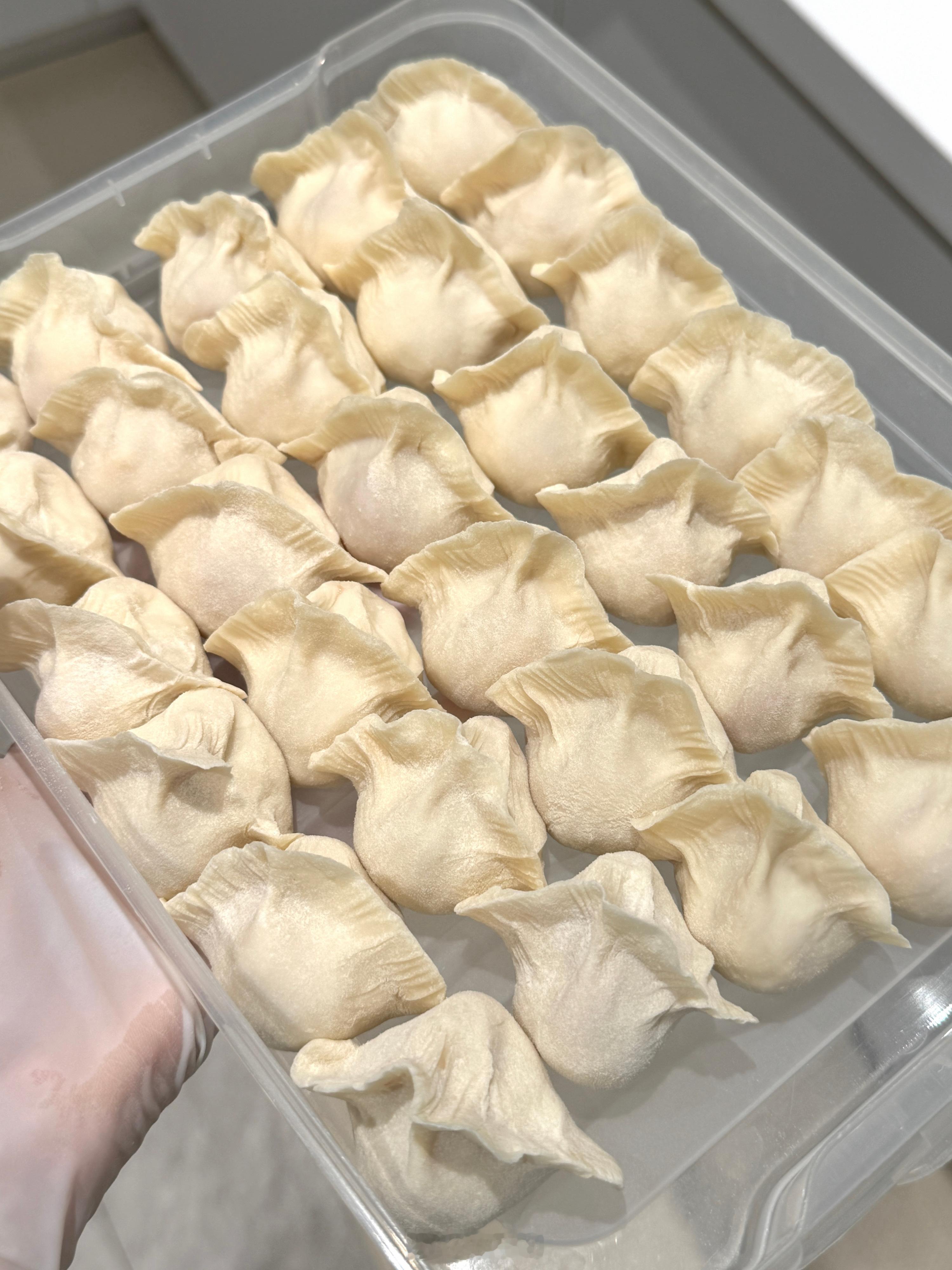 下午备个餐，包点玉米虾仁馅饺子，周末煮好就是一餐