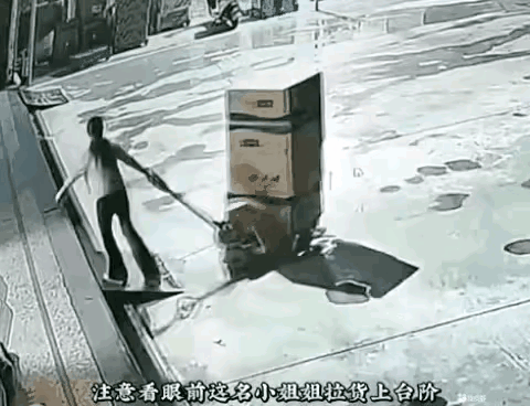 女子长的好看，身材也不错，可就是脑子不太好使。不过女子就是有股子韧劲，一次不行