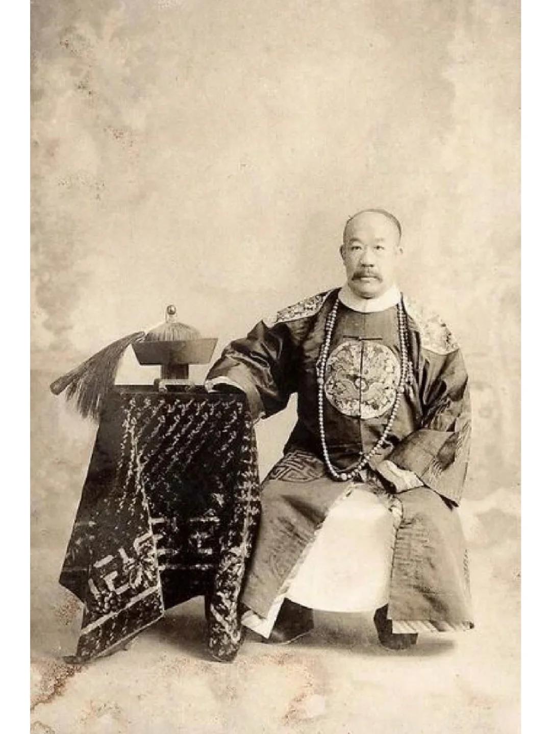 清朝铁帽子王一年能挣多少钱？"铁帽子王"是个什么概念？清朝的爵位分12等：亲